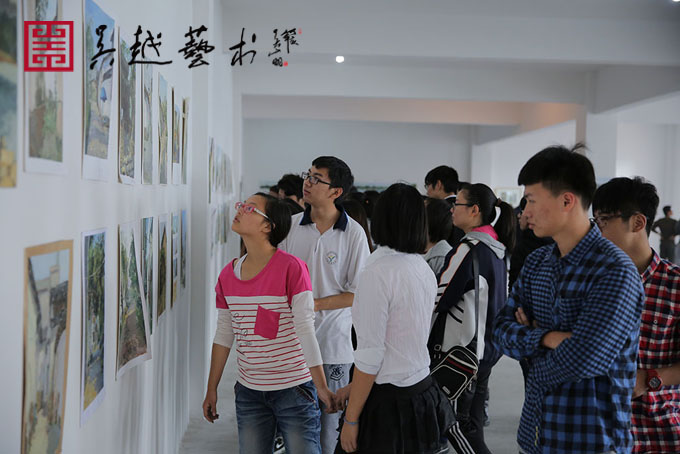 吴越学生参观自己下乡作品
