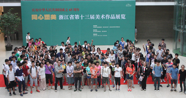 吴越画社组织学生参观美术作品展