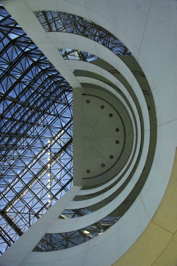 肯尼迪总统图书馆是一套几何图形的组合：一个圆台形体，一个似长方形，似三角形的竖体，一个横长条体。