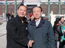杨超凡与国务院副秘书长李树文亲切握手