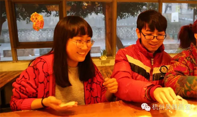 杭州吴越画室师生们一起看春晚、包饺子，欢欢喜喜过大年！