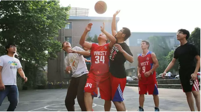 杭州吴越画室：激情师生篮球赛，吴越教师展风采！