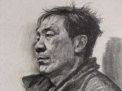 男中老年仰视角左侧
