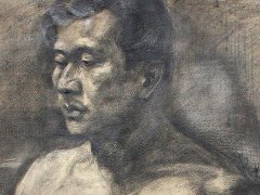 男子站立左侧半身