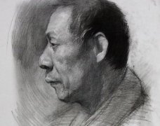 老年男子左侧像