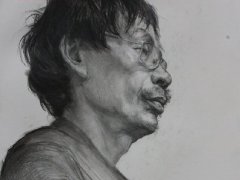 右侧仰视中年男子