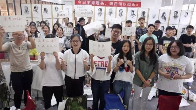 祝同学们金榜题名，以梦为马，不负韶华！ 相信自己，高考必胜！