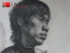 仰视右半侧男子