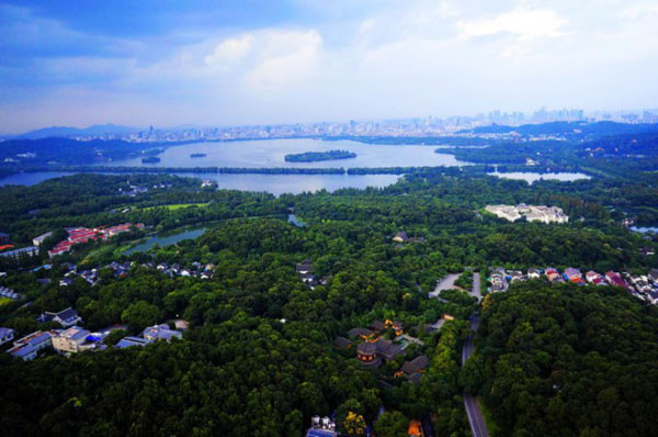三台山路方向航拍的西湖