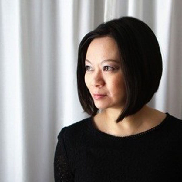 Bovey Lee(李宝仪),美国宾夕法尼亚州剪纸艺术家。作品材质多为中国宣纸,创作过程是数码做图和手工雕刻相结合。