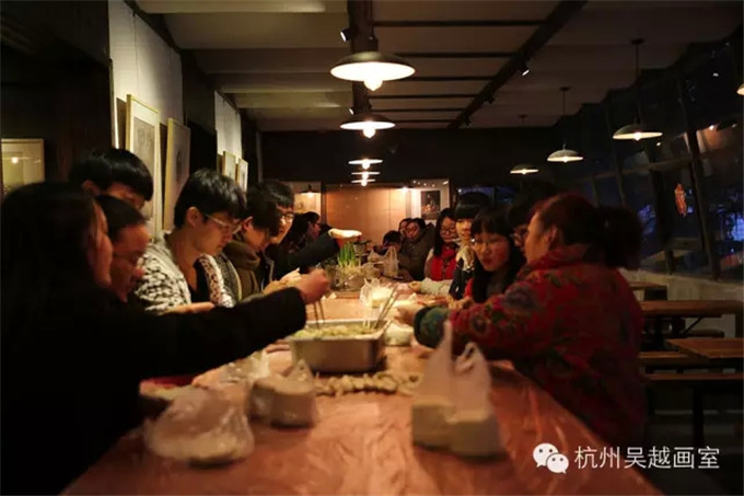 杭州吴越画室师生们一起看春晚、包饺子，欢欢喜喜过大年！