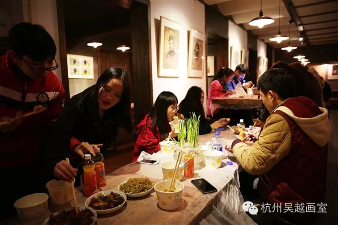 杭州吴越画室师生们一起看春晚、包饺子，欢欢喜喜过大年！