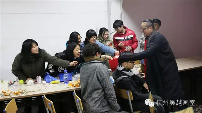 杭州吴越画室师生们一起看春晚、包饺子，欢欢喜喜过大年！