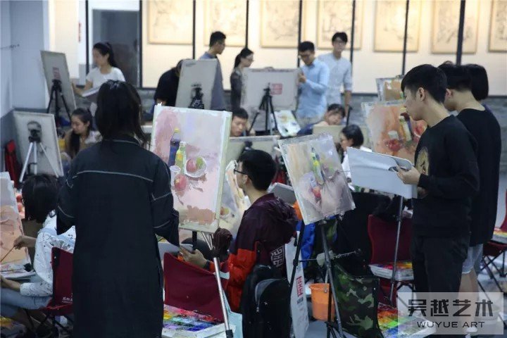 杭州吴越画社内色彩写生上课场景