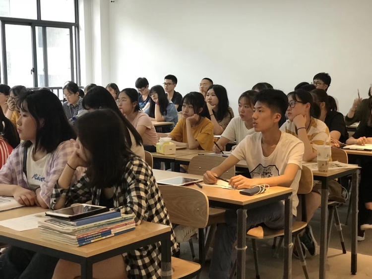 △学生们思考老师提出的问题