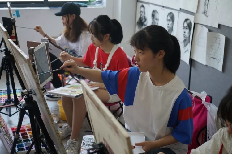 △学生们专注投入色彩考试