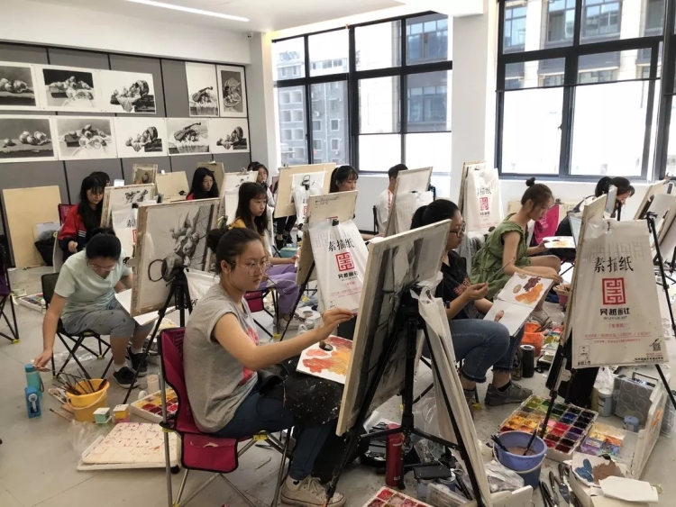 △学生们专注投入色彩考试
