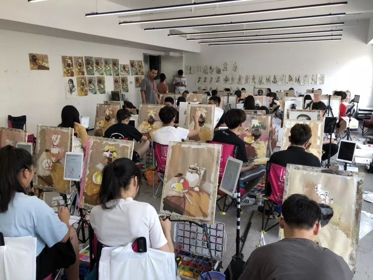 △学生们专注投入色彩考试