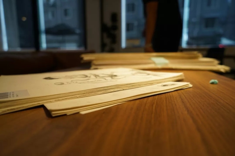 △学生们专注投入色彩考试