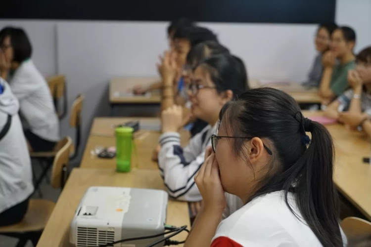 △同学们认真的观看短片