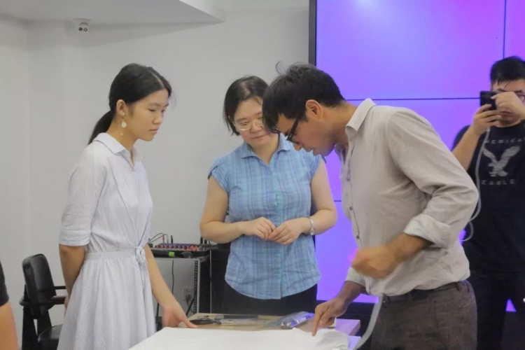 老师对学生进行指导